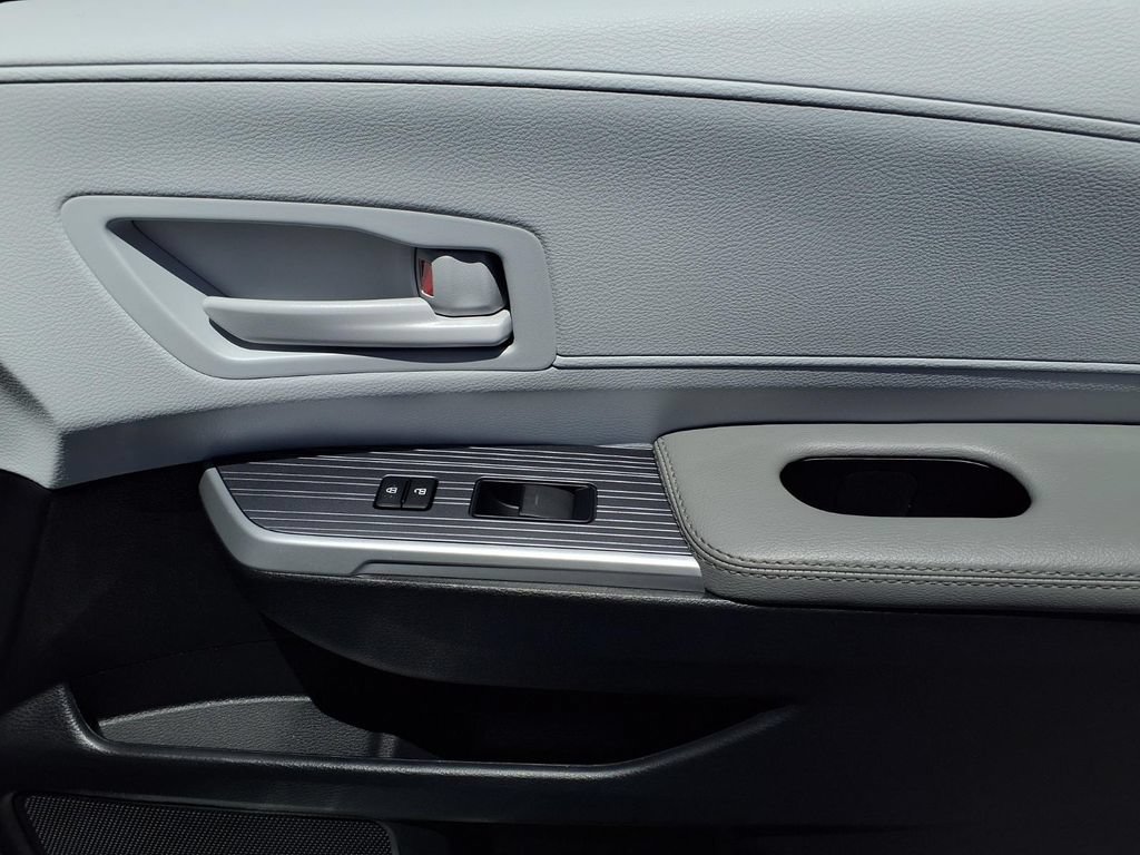 Certified 2026 Toyota Sienna LE FWD image 23