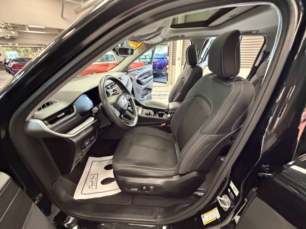 Used 2023 Jeep Grand Cherokee Laredo w/ Luxury Tech Group I AWD/4WD image 57