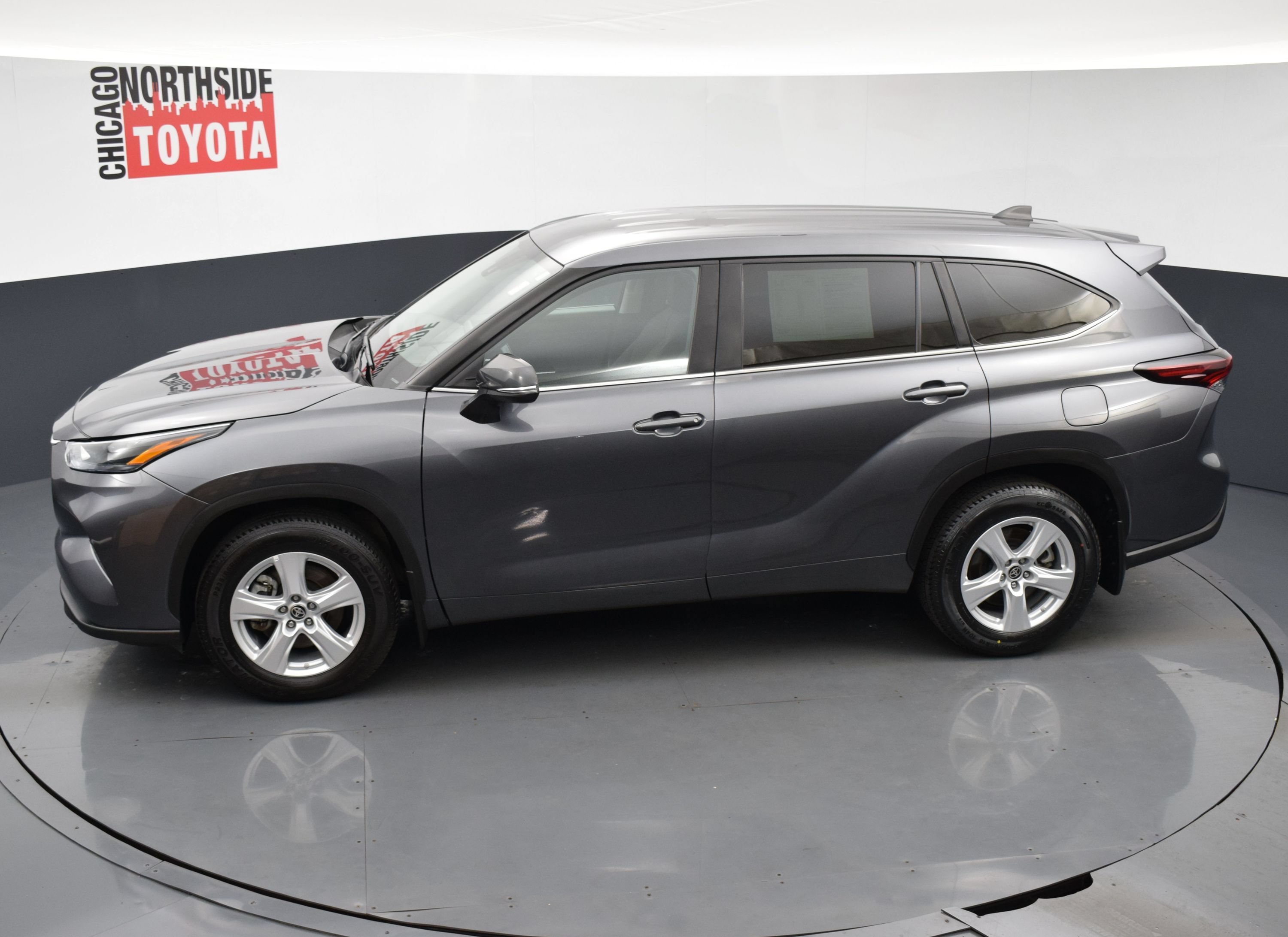 Used 2024 Toyota Highlander LE AWD/4WD image 20