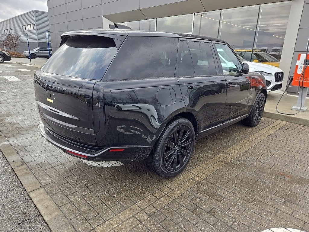Used 2025 Land Rover Range Rover SE image 5