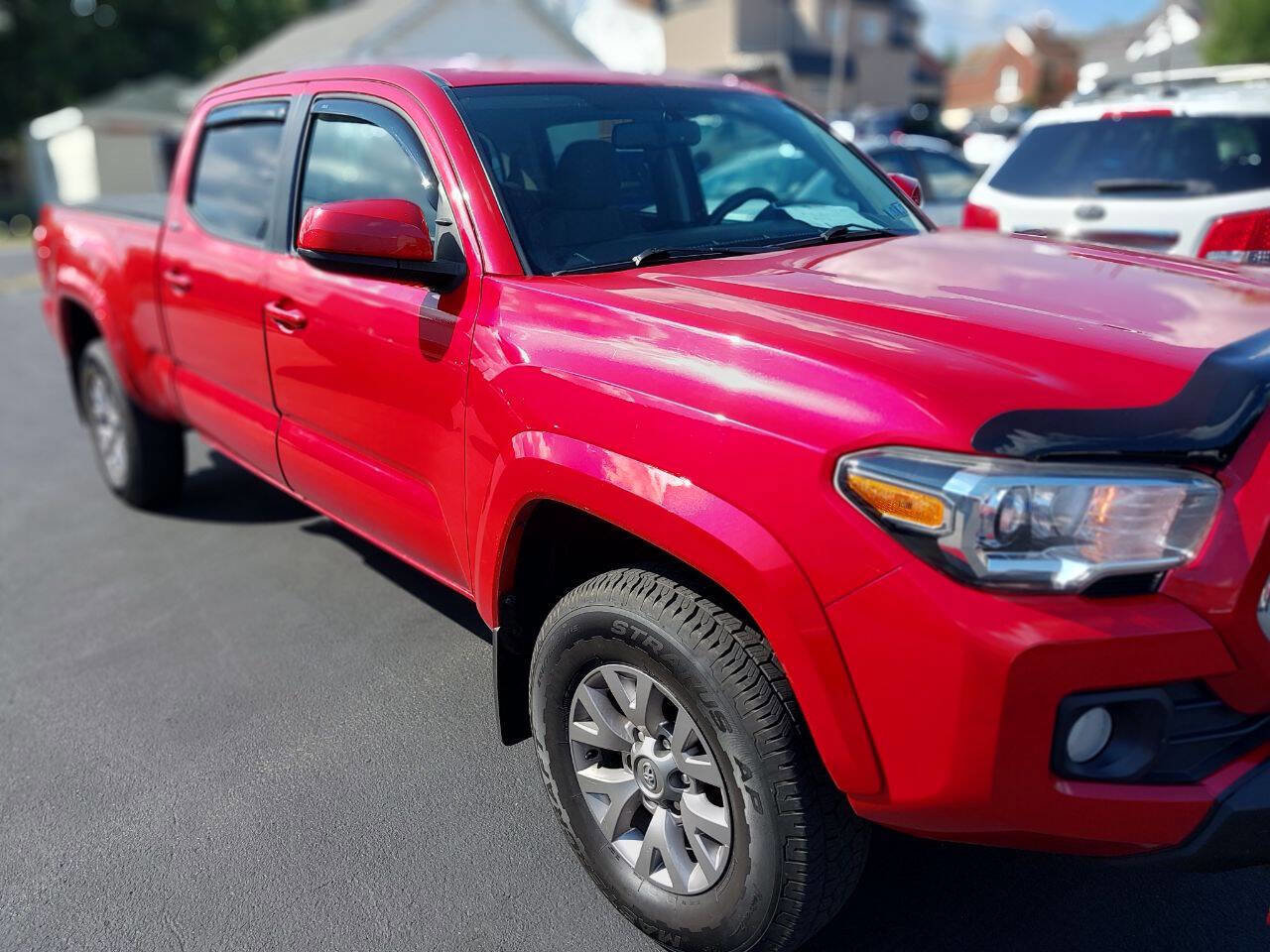Used 2017 Toyota Tacoma TRD Off-Road image 2