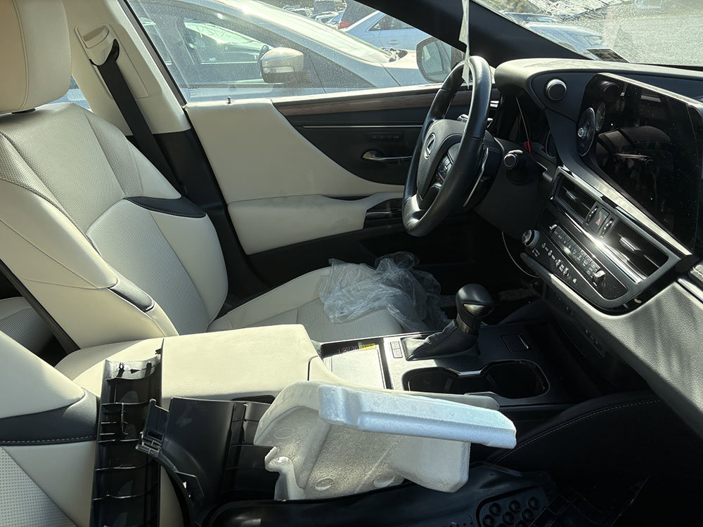 Used 2025 Lexus ES 300h w/ Premium Package image 5