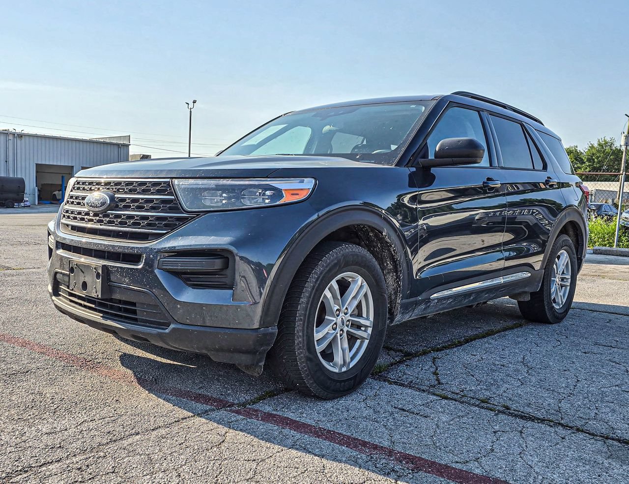 Used 2023 Ford Explorer XLT AWD/4WD image 3