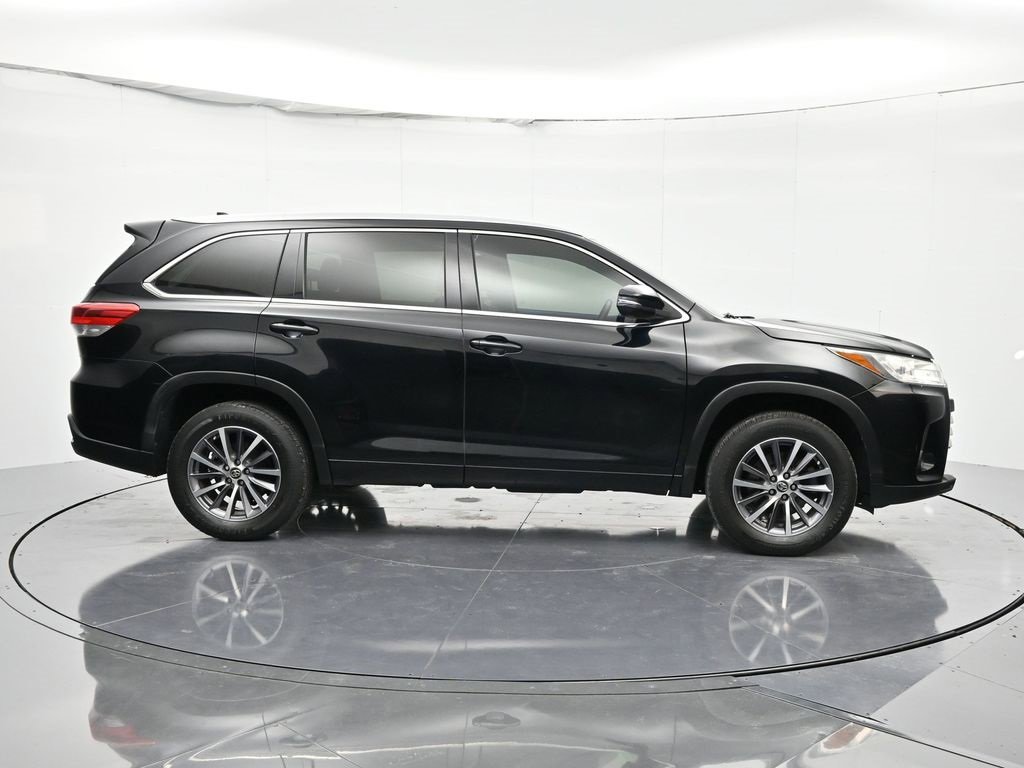 Used 2017 Toyota Highlander image 4