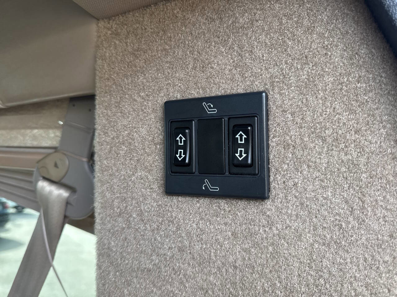 Used 2011 Ford E-150 and Econoline 150 w/ Premium Van Group image 9