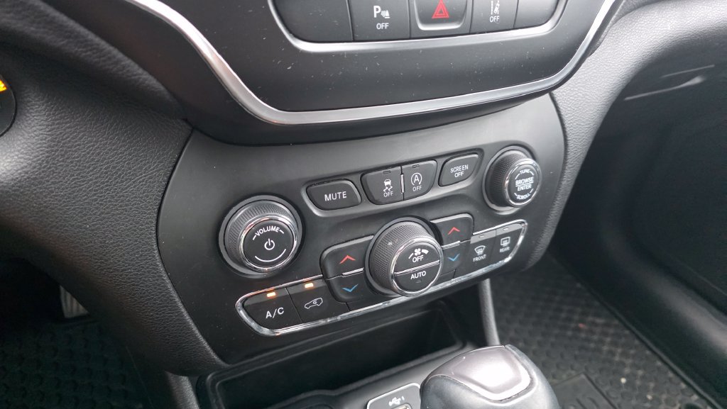 Used 2020 Jeep Cherokee Latitude Lux w/ Comfort/Convenience Group AWD/4WD image 19