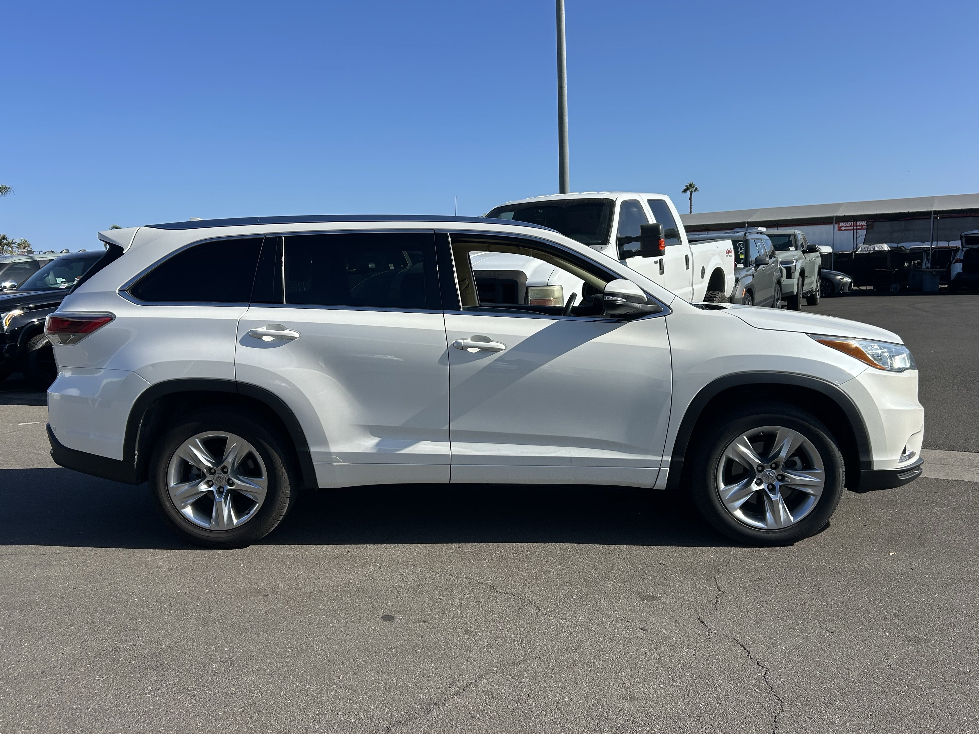 Used 2015 Toyota Highlander Limited FWD image 2