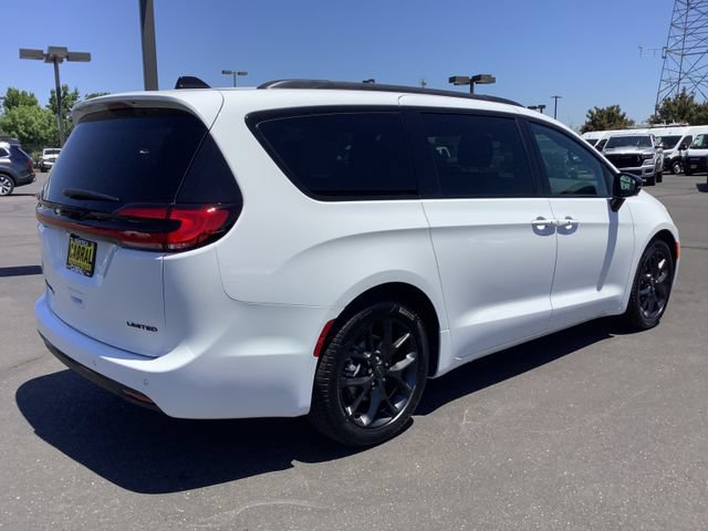 New 2027 Chrysler Pacifica Limited FWD image 32