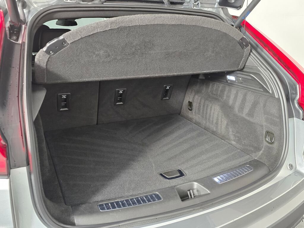 Used 2024 Cadillac XT4 Premium Luxury image 13