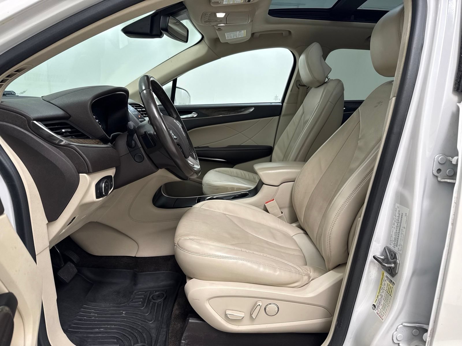 Used 2017 Lincoln MKC Reserve w/ Lincoln MKC Climate Package AWD/4WD image 17