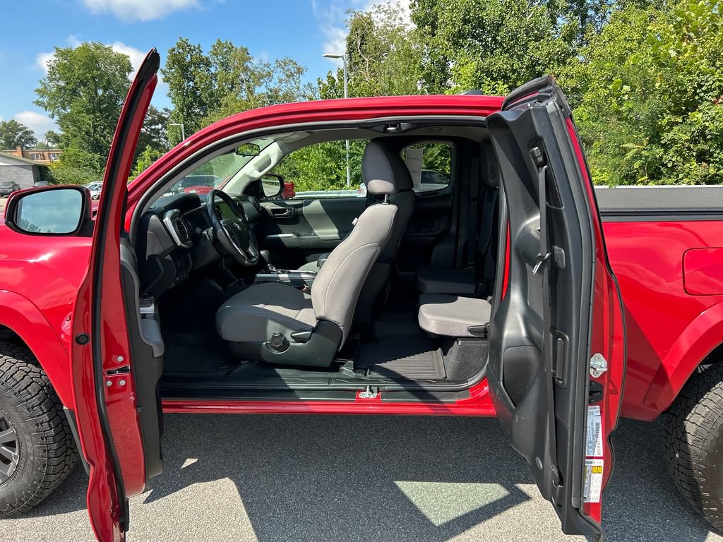 Used 2022 Toyota Tacoma SR5 w/ SR5 Appearance Package (SM) AWD/4WD image 16