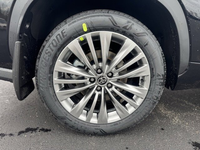 New 2026 Toyota Highlander Platinum image 9