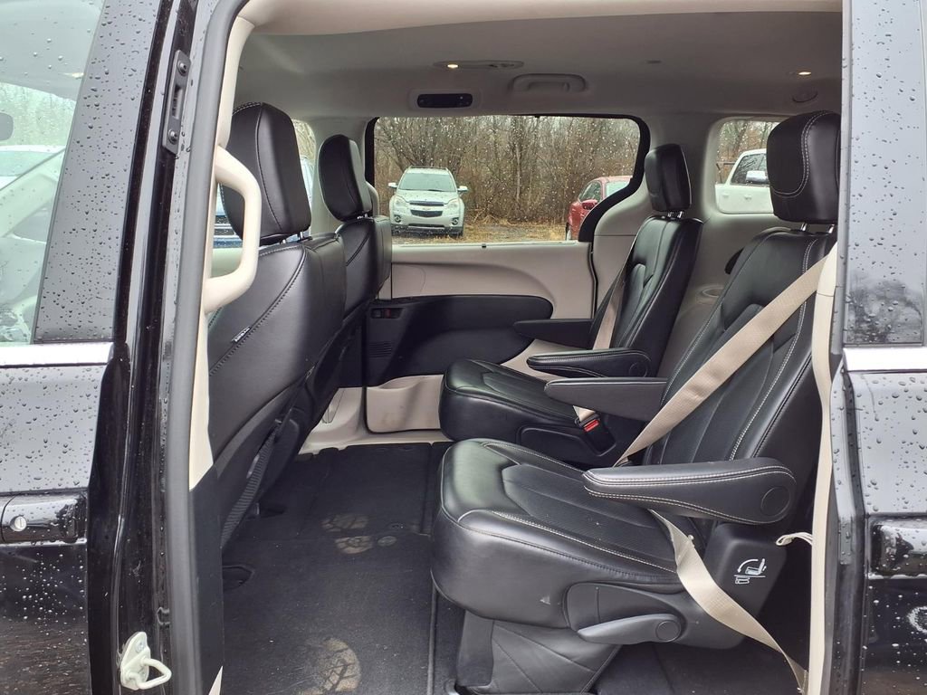 Used 2024 Chrysler Pacifica Touring-L image 11