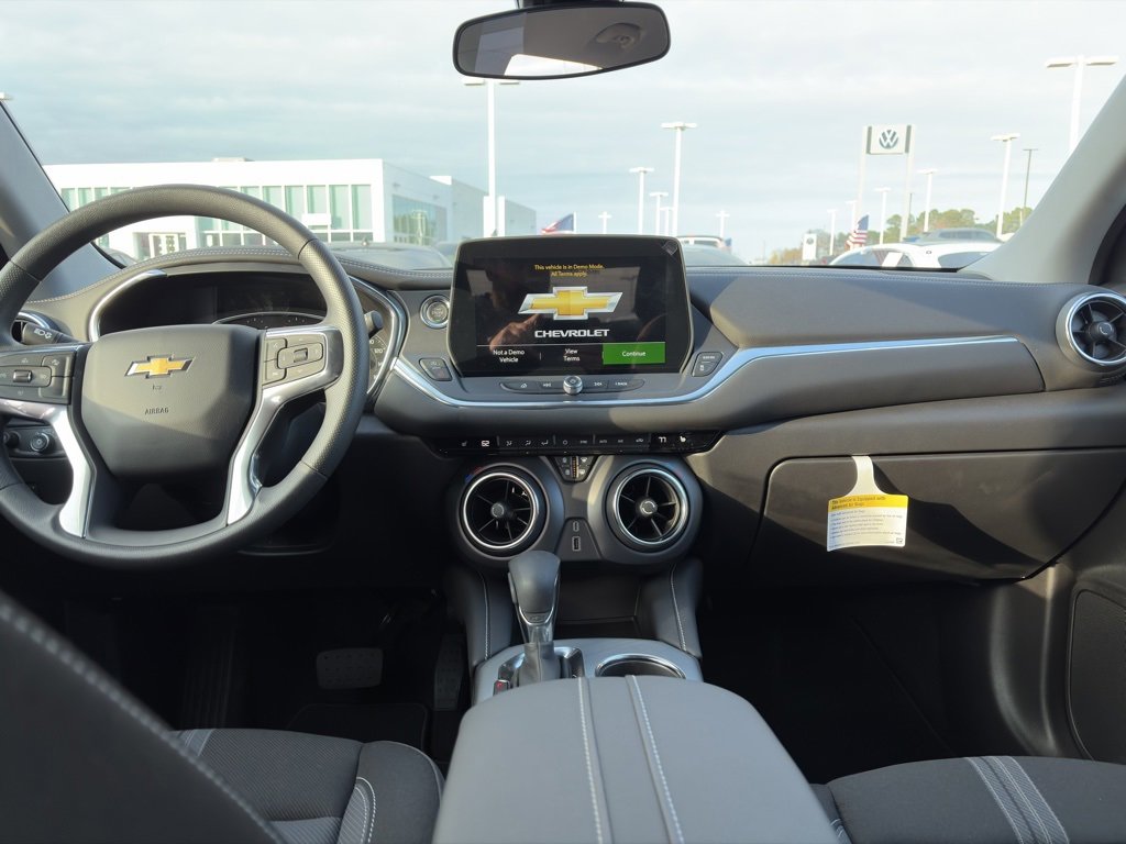 Used 2025 Chevrolet Blazer LT w/ Driver Confidence Package image 11