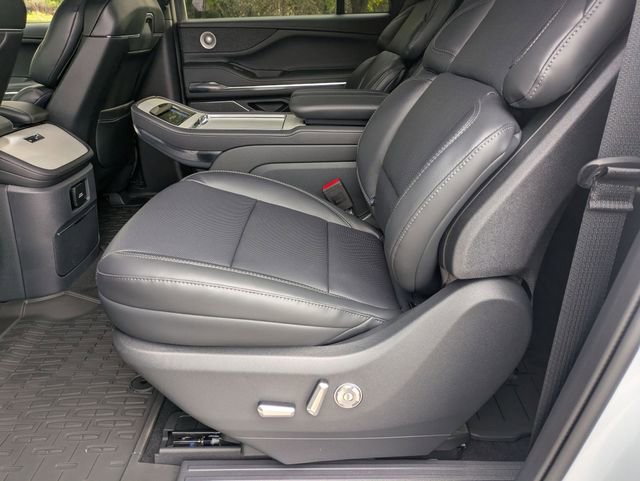 New 2025 Lincoln Navigator Reserve w/ Jet Appearance Package AWD/4WD image 18