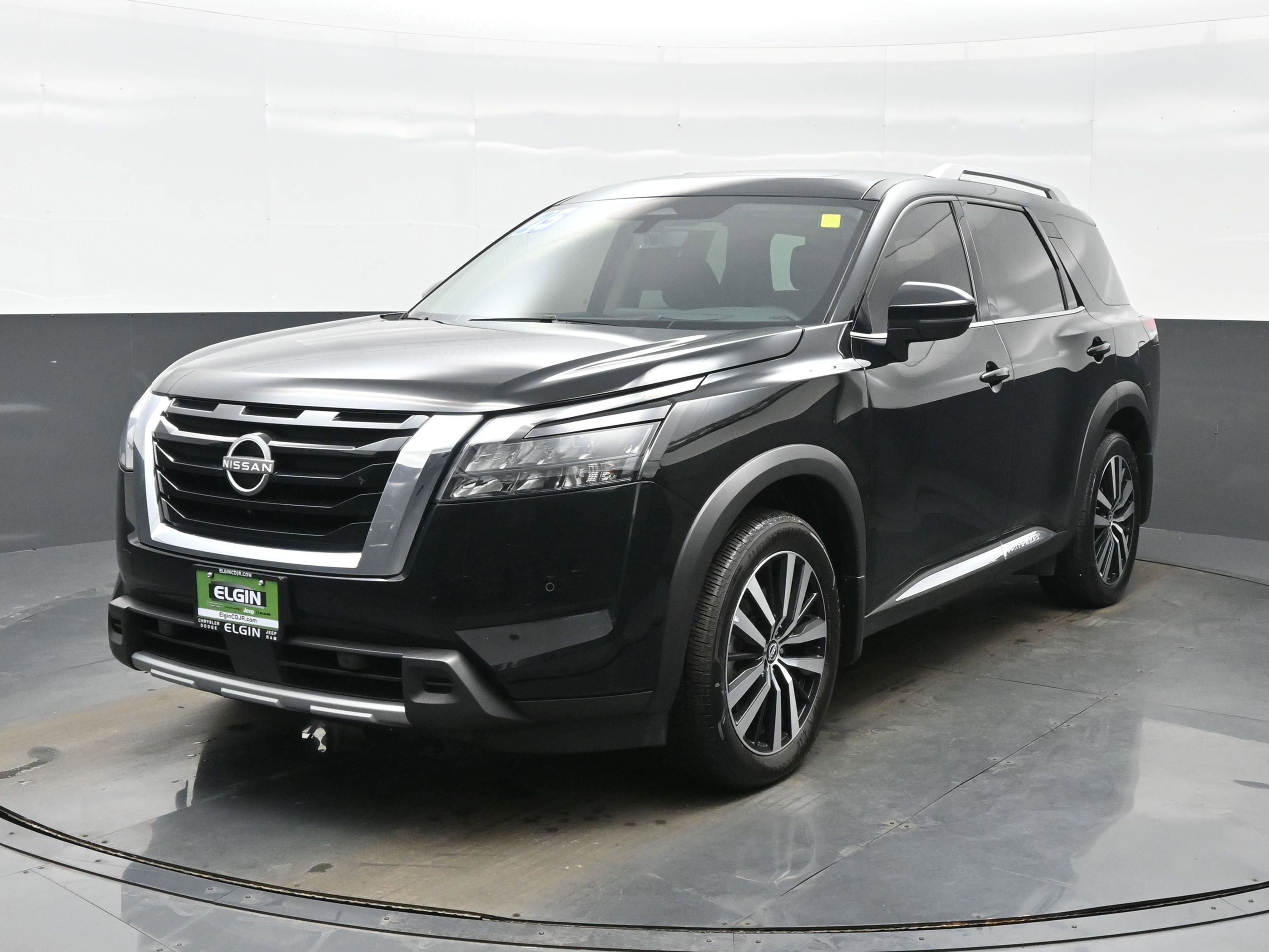 Used 2025 Nissan Pathfinder Platinum w/ Cargo Package image 2