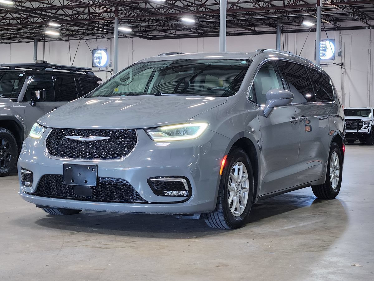 Used 2022 Chrysler Pacifica Touring-L FWD image 4