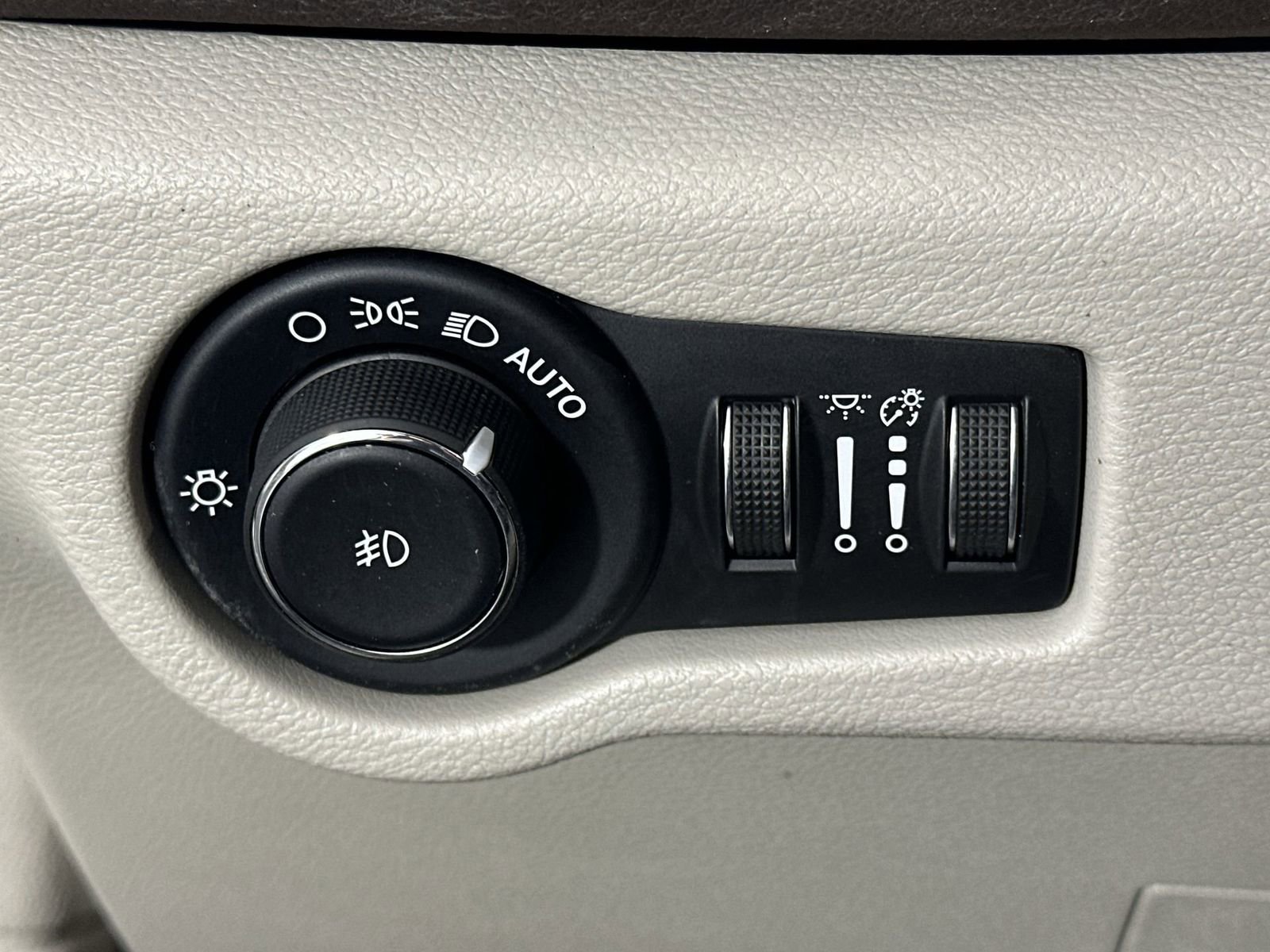 Used 2020 Chrysler Pacifica Touring-L w/ Tire & Wheel Group image 22