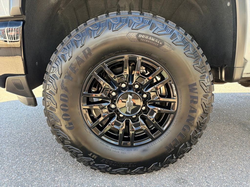 Used 2025 Chevrolet Silverado 2500 ZR2 w/ Technology Package image 26