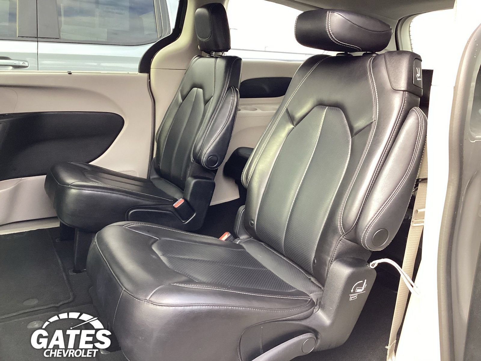Used 2023 Chrysler Pacifica Touring-L FWD image 13