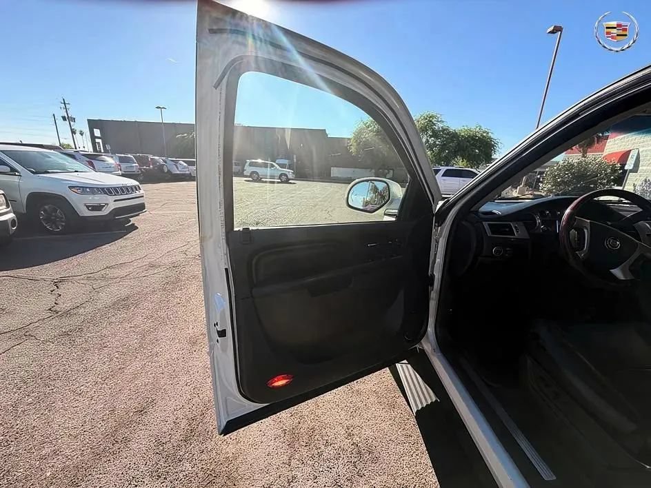 Used 2013 Cadillac Escalade Premium RWD image 11