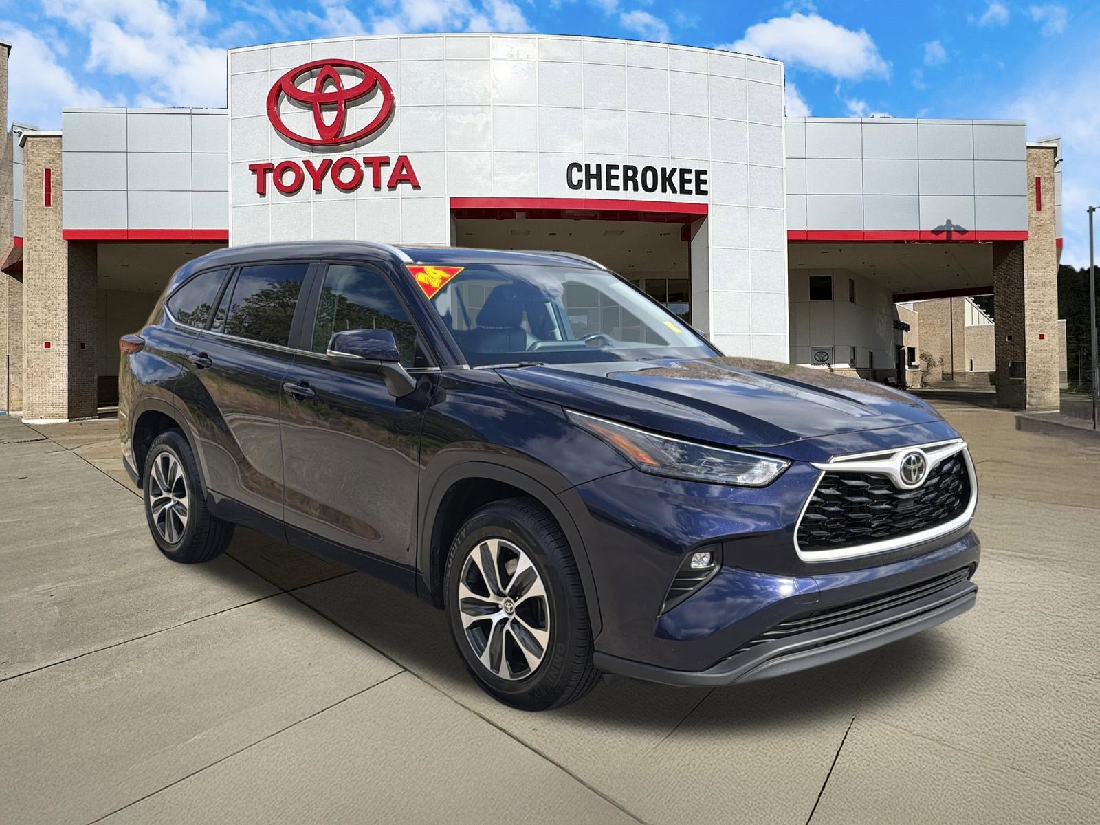 Used 2024 Toyota Highlander XLE FWD image 3