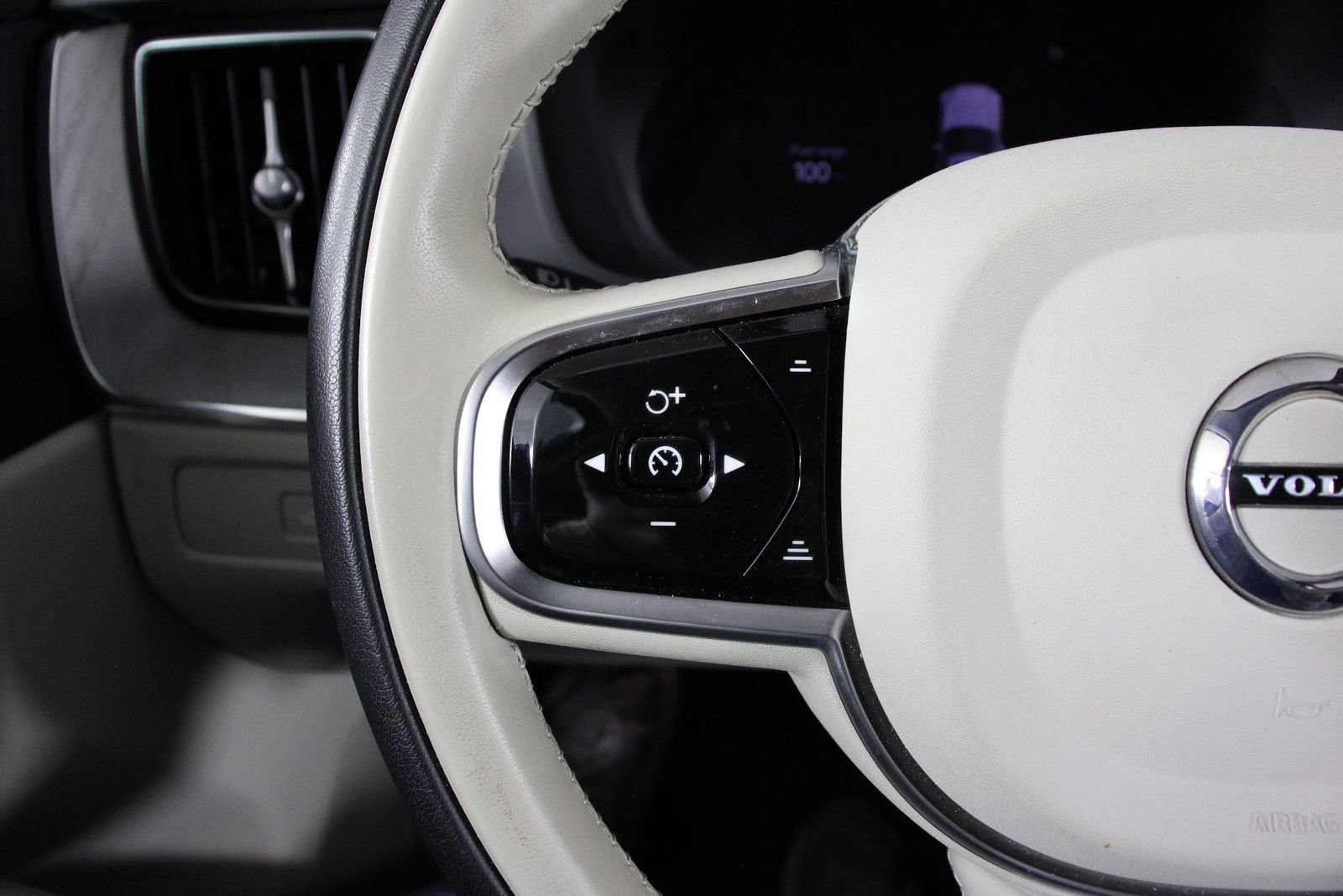 Certified 2025 Volvo XC60 T8 Plus w/ Protection Package Premier image 10