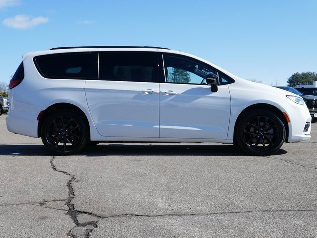 Used 2023 Chrysler Pacifica Limited w/ S Appearance Package image 7