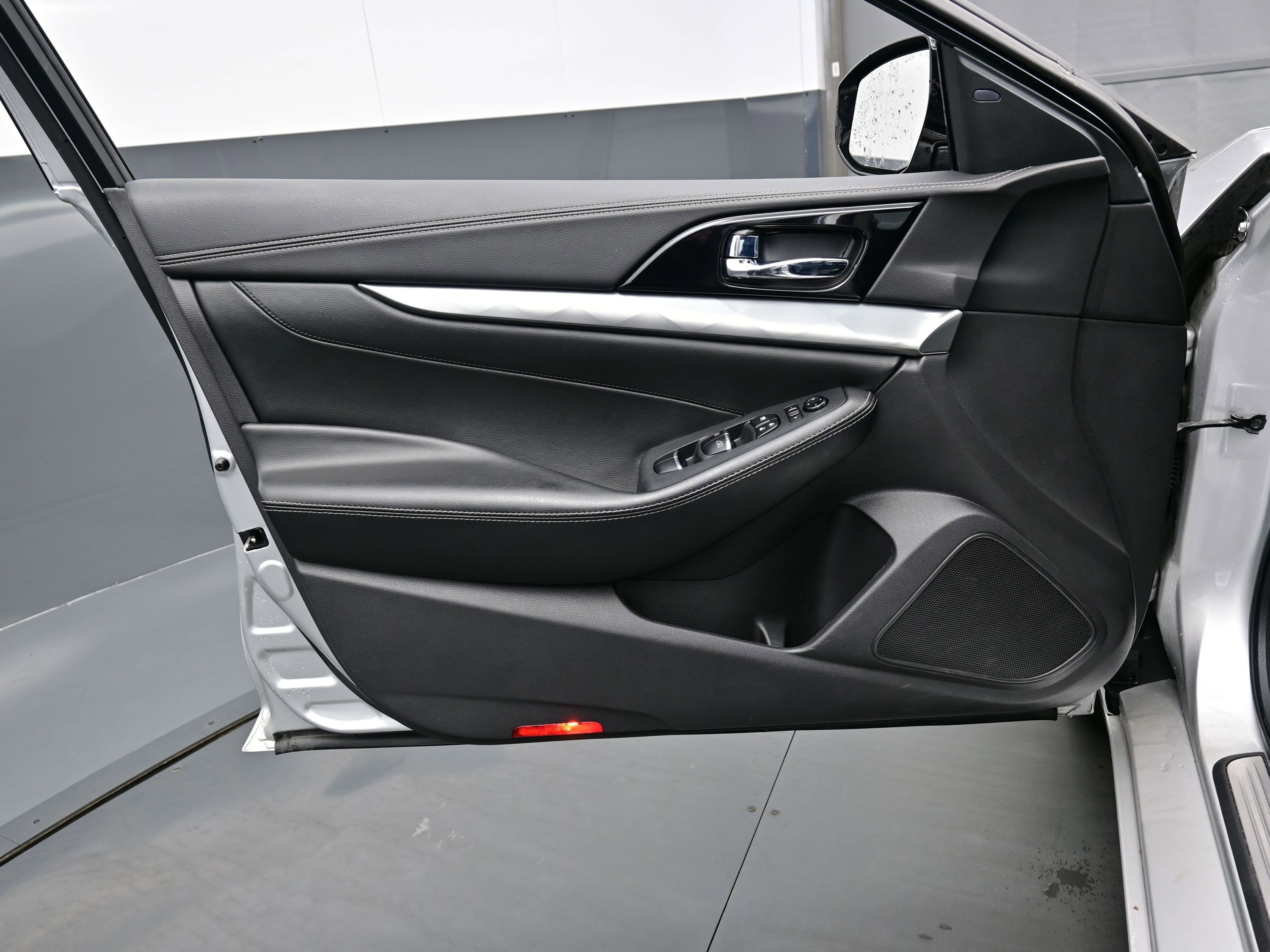 Used 2022 Nissan Maxima SV w/ Floor Mat Group image 9