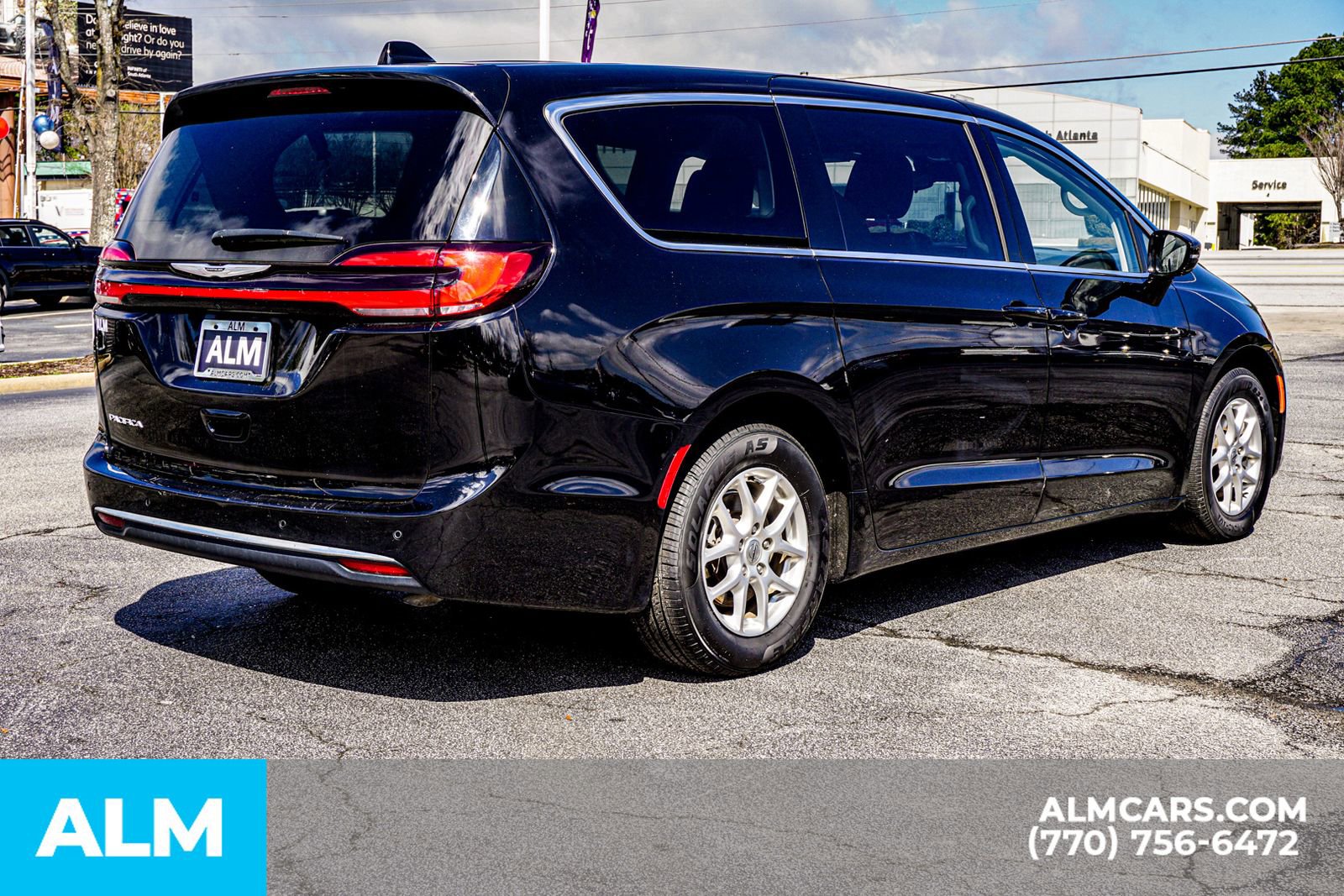 Used 2024 Chrysler Pacifica Touring-L image 7