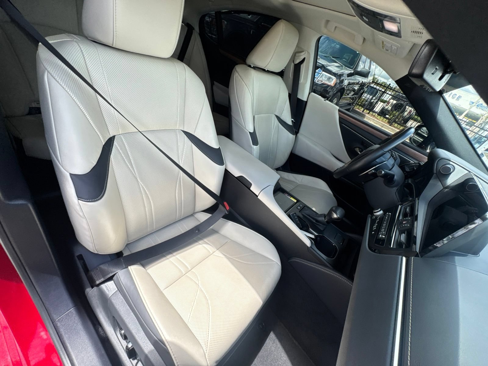 Used 2025 Lexus ES 300h Ultra Luxury w/ Accessory Package (Z1) FWD image 16