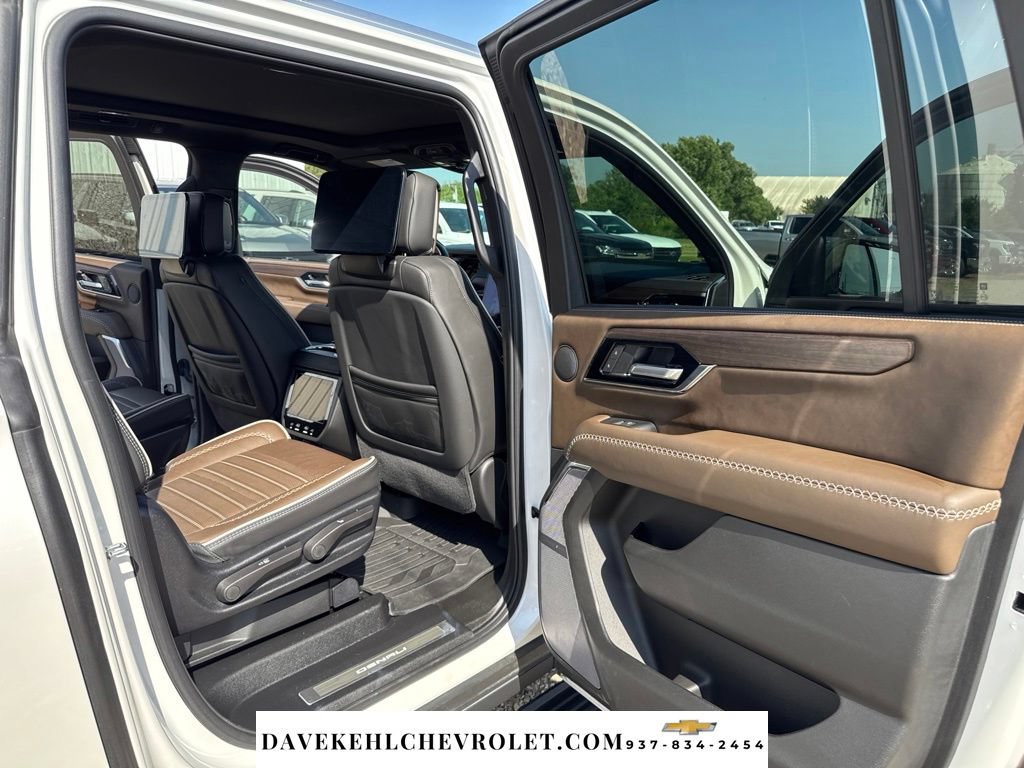 Used 2025 GMC Yukon XL Denali Ultimate w/ LPO, Illumination Package AWD/4WD image 31