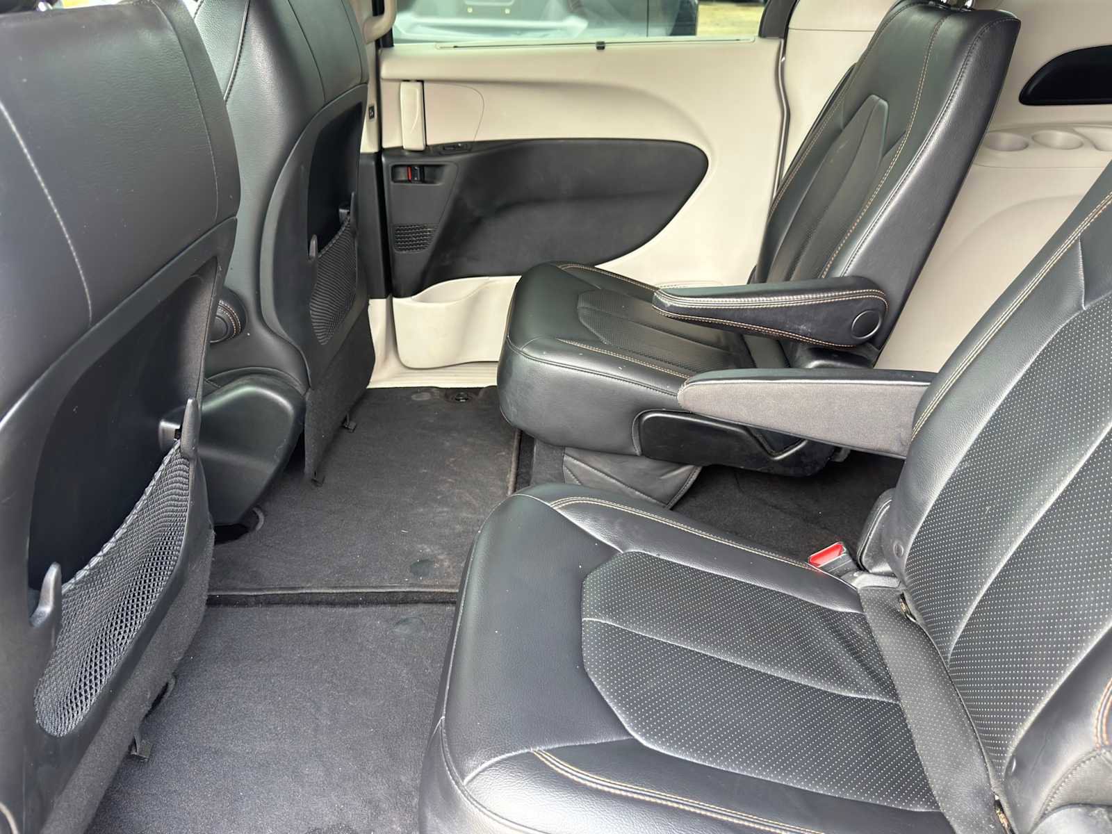 Used 2018 Chrysler Pacifica Touring-L FWD image 27