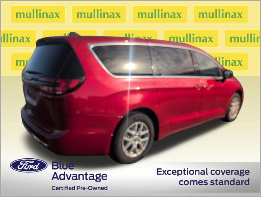 Used 2024 Chrysler Pacifica Touring-L FWD image 3