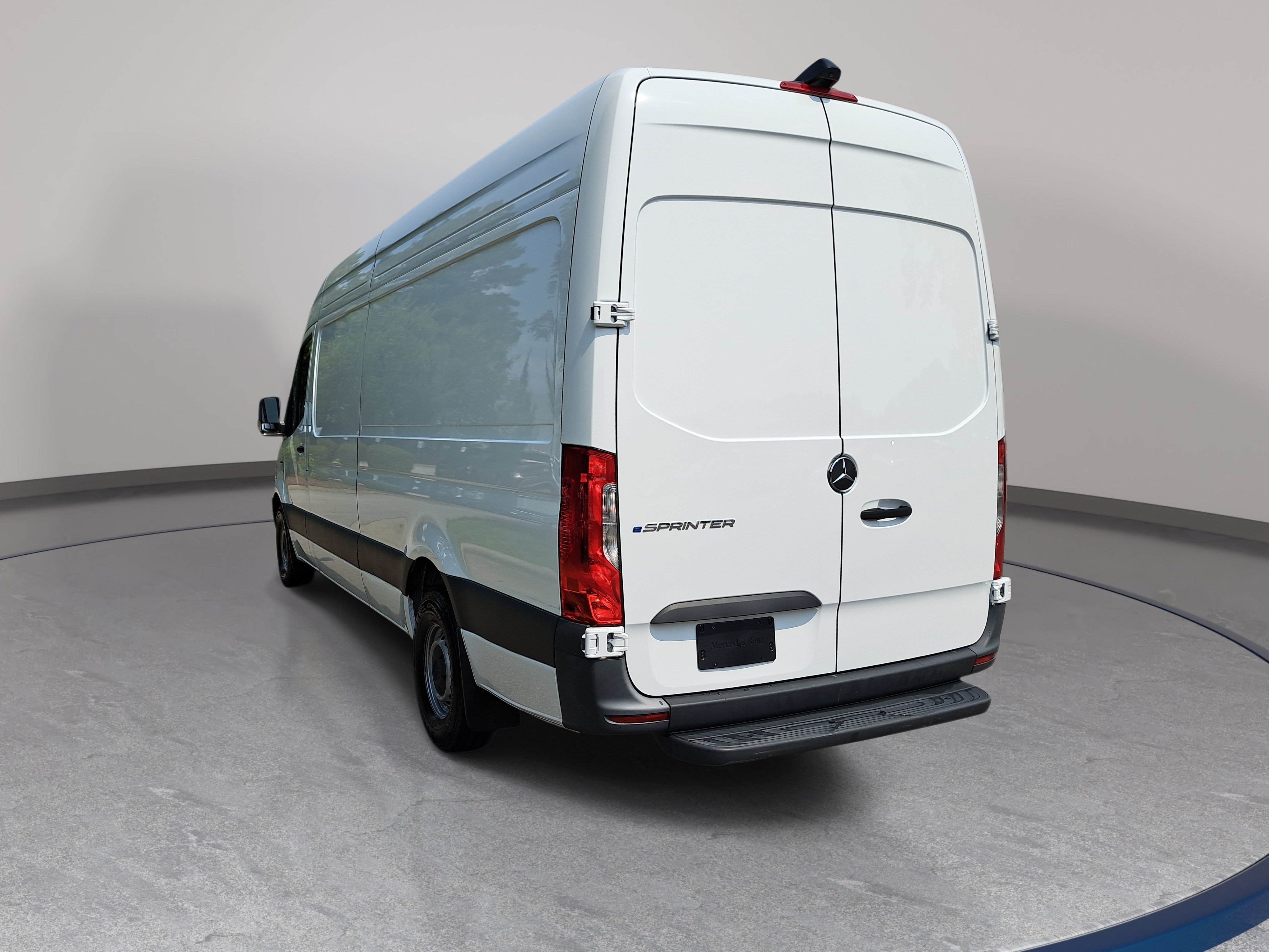 Used 2024 Mercedes-Benz eSprinter 170 Cargo image 8