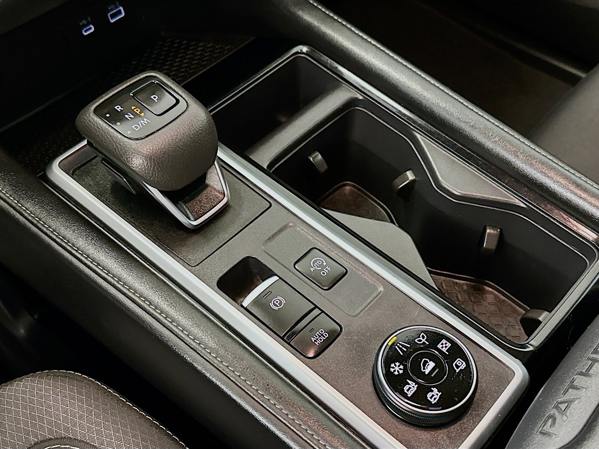 Used 2024 Nissan Pathfinder SV image 24