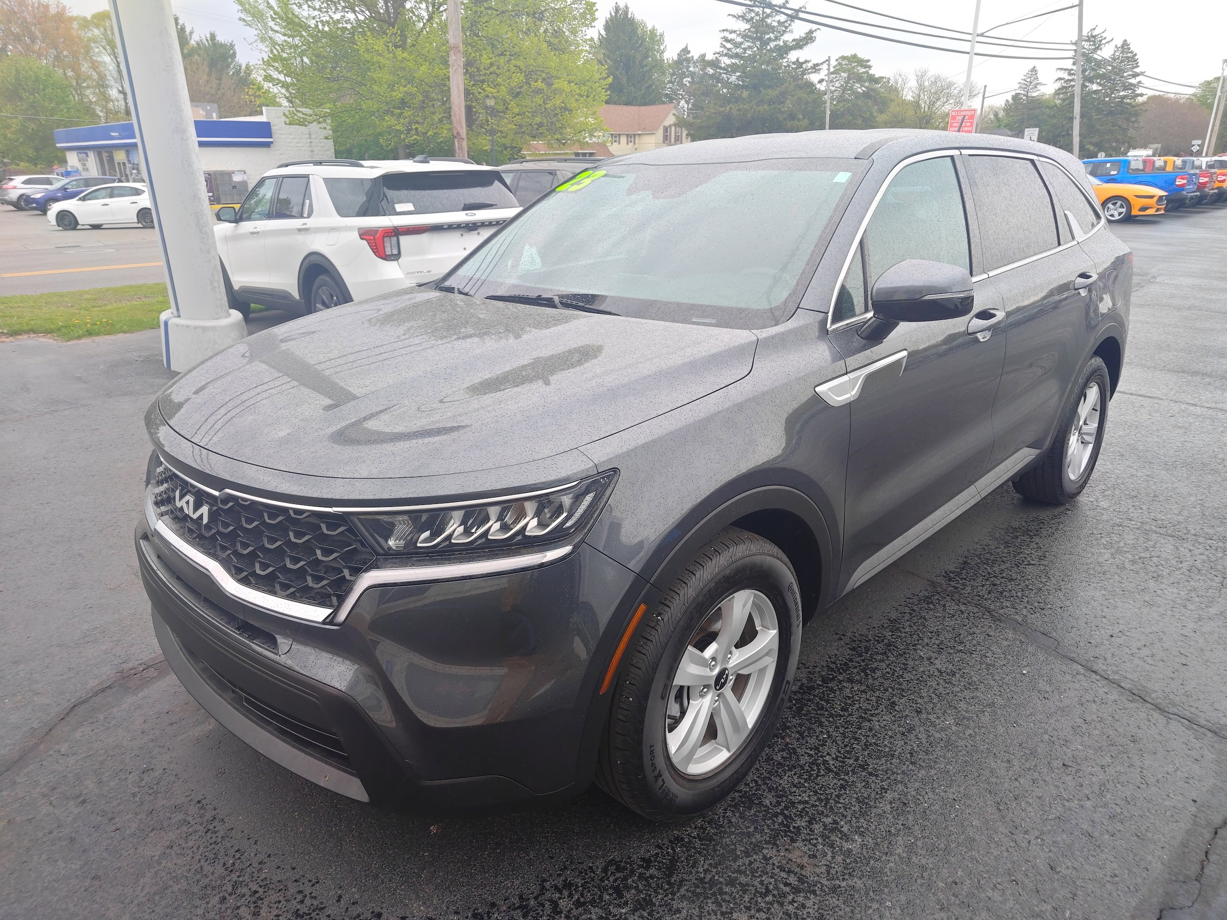 Used 2023 Kia Sorento LX FWD image 2