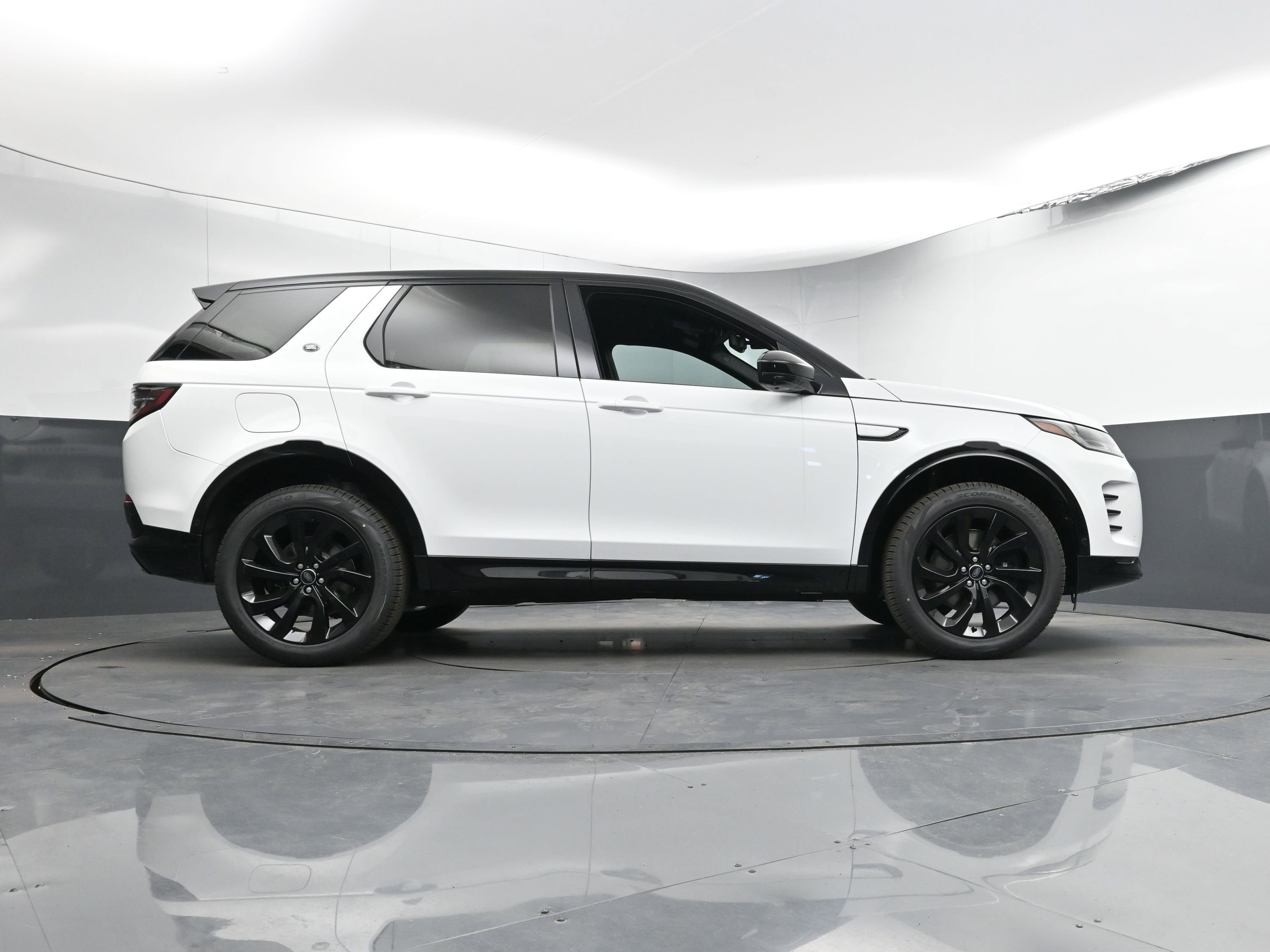 New 2025 Land Rover Discovery Sport Dynamic SE image 28
