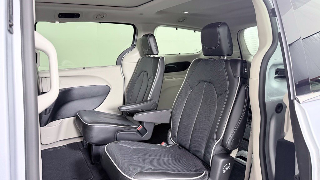 Used 2024 Chrysler Pacifica Limited AWD/4WD image 30