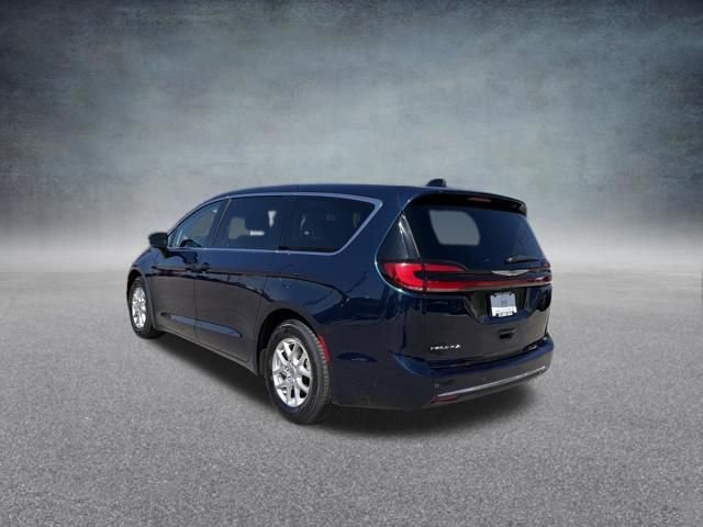 Used 2023 Chrysler Pacifica Touring-L image 8