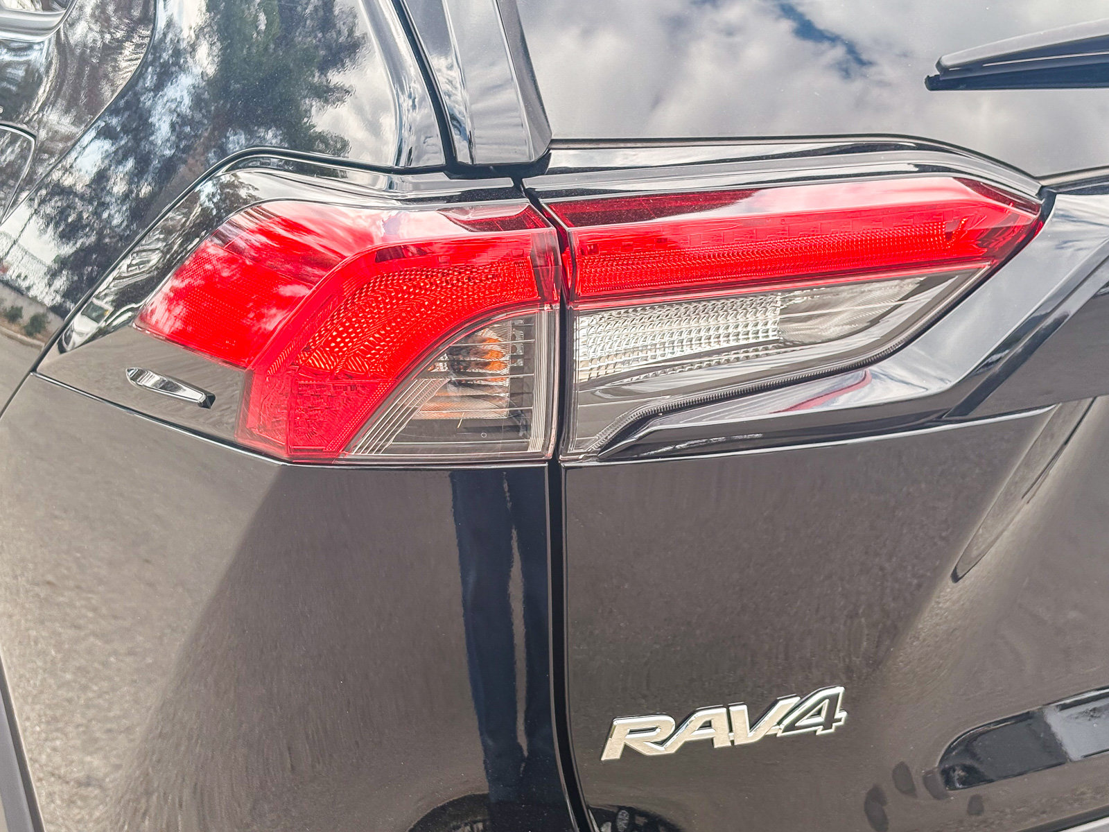 Certified 2025 Toyota RAV4 LE AWD/4WD image 9