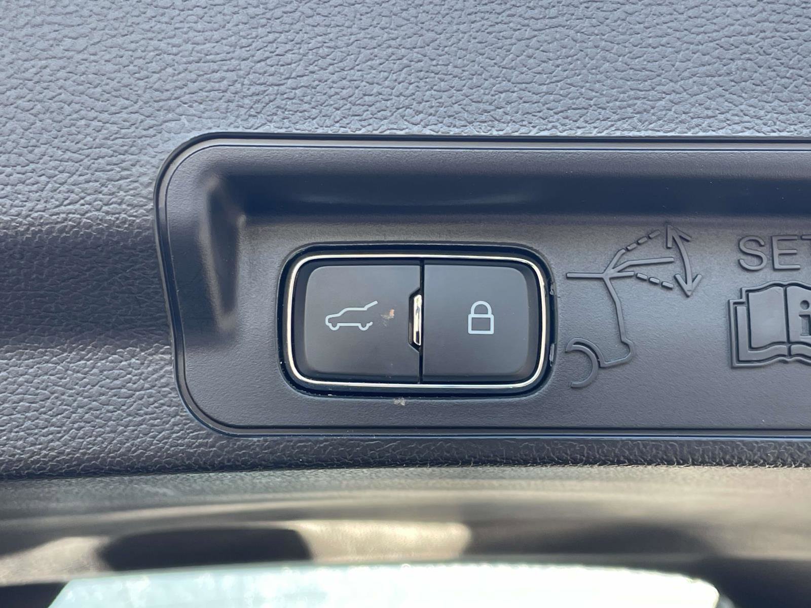 Used 2023 Ford Explorer XLT image 22