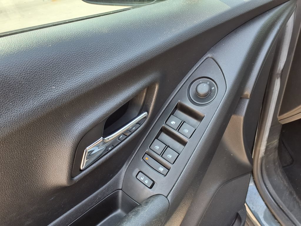 Used 2021 Chevrolet Trax LT w/ Sport Edition FWD image 18