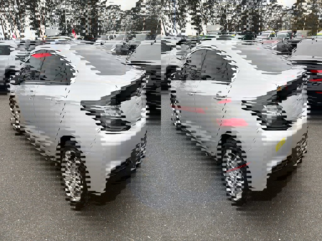 Used 2018 Chevrolet Volt LT w/ Comfort Package image 2