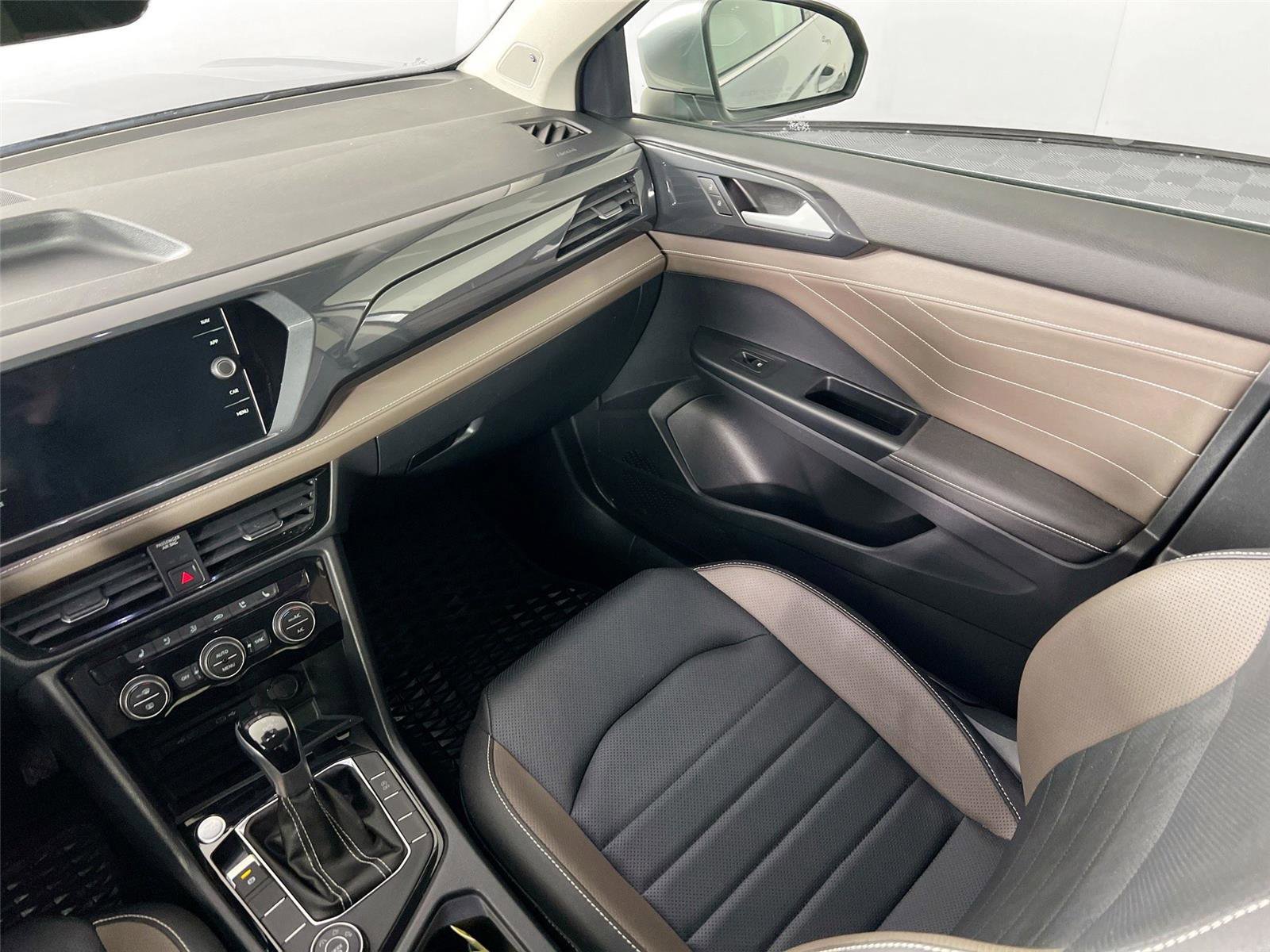 Used 2024 Volkswagen Taos SEL image 21