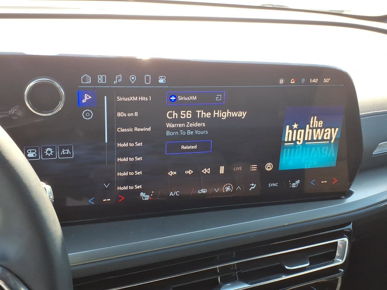 Used 2025 Chevrolet Traverse LT image 19