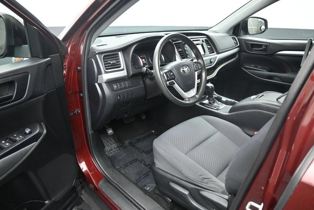 Used 2019 Toyota Highlander LE FWD image 11