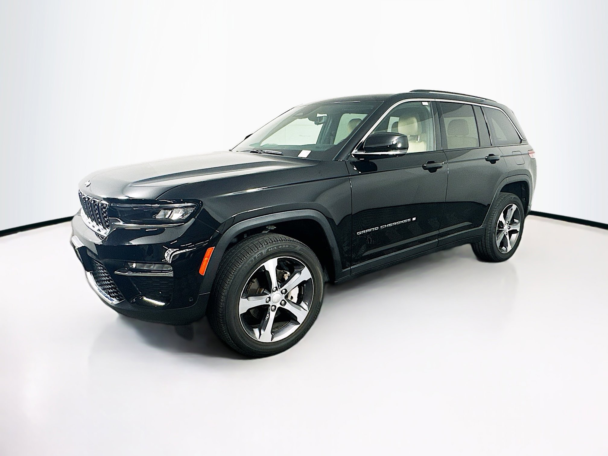 Used 2023 Jeep Grand Cherokee Limited w/ Luxury Tech Group II image 3