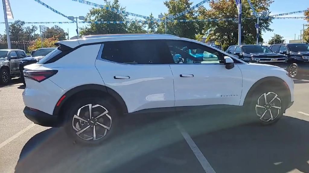 New 2026 Chevrolet Equinox EV LT image 9