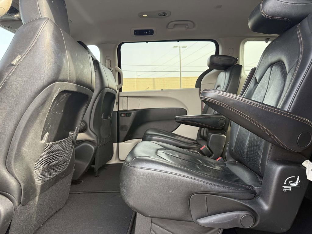 Used 2018 Chrysler Pacifica Touring-L image 23